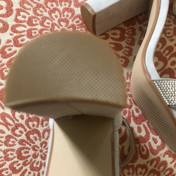 Steve Madden crystal NWOB size 8.5m 4 heel. Cream color with silver crystals. - Picture 9 of 10